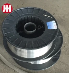 Why does the current display value change when the welding wire extension length changes during CO2 welding?